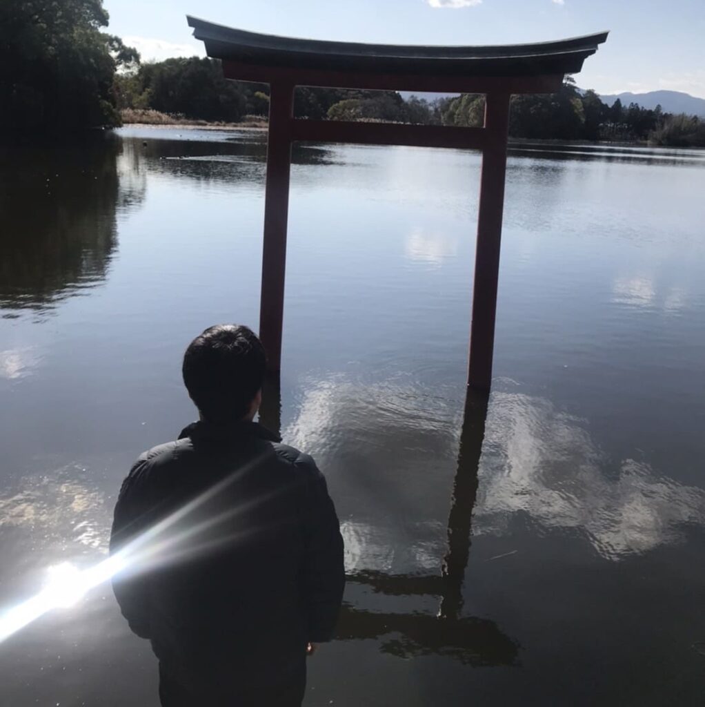 『トレードでの失敗や痛みを乗り越え、読者に寄り添うコーチ兼トレーダー、二宮健治のプロフィール。』